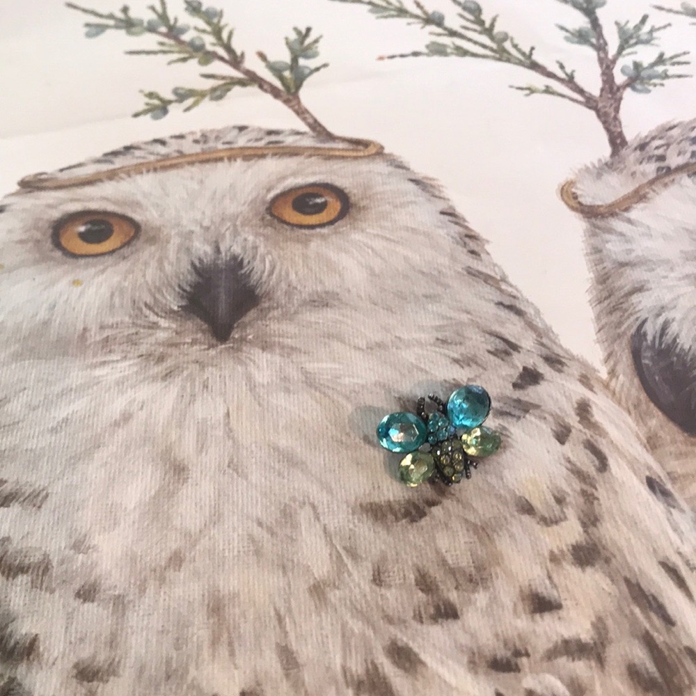 ♥️SOLD♥️BEE BROOCH, turquoise & green cuts, silver back